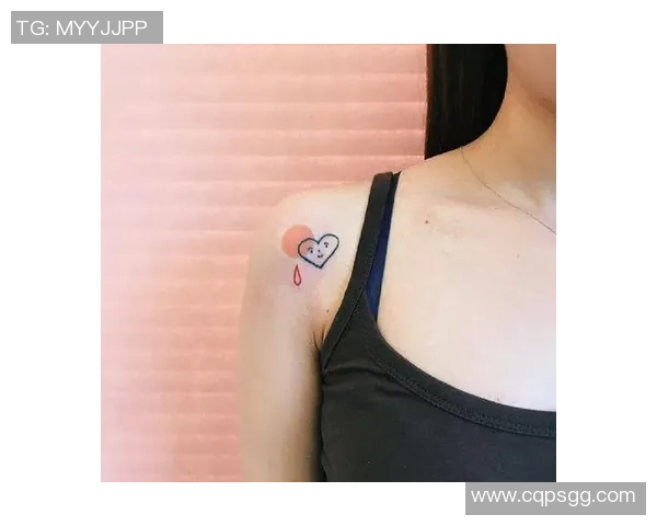 足球巨星的雄狮纹身象征力量与勇气，彰显不屈精神与独特个性