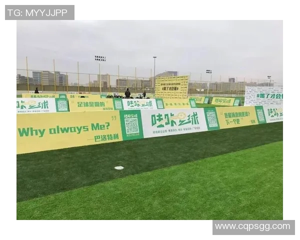 精致足球明星水晶摆件彰显球场风采完美呈现热爱与荣耀